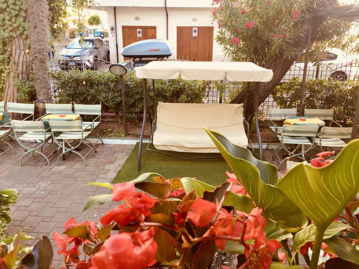 Hotel Montebello Riccione Exterior foto